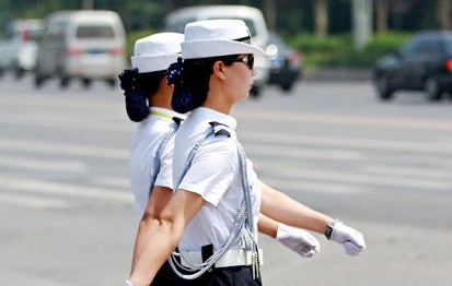 河南美女交警集體換夏裝