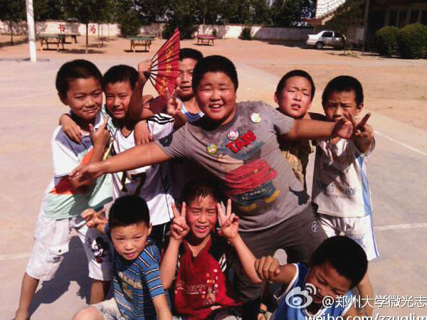 7��17������(y��ng)�ƻ����s�Q���������(y��ng)�����ٿh�R��ƺ�l(xi��ng)��?j��ng)_С�W(xu��)��ȭ��С�(du��)�T����Ȼ�����ڵ��ž������������ڞ��������ݴ�W(xu��)��΢�⡱־Ը�߈F(tu��n)�(du��)�e�k�ĵ���ˇ�R������(zh��n)����