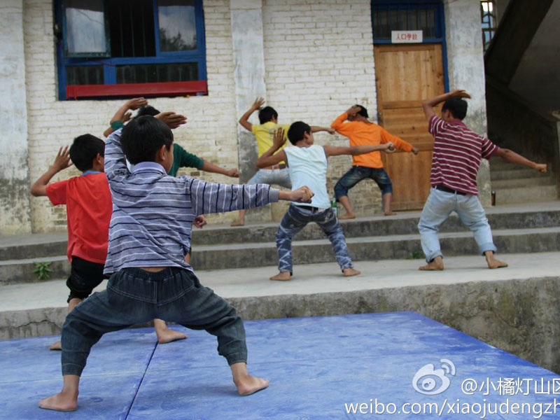 7��31������С�ٟ���ɽ�^(q��)���W(xu��)����֧���(du��)��ǭ����ؑ�S�h�����l(xi��ng)����С�W(xu��)����20���֧�̻��(d��ng)�����Y(ji��)���������������ҵ�Ͷ�뵽����ˇ�R�ݵĜ�(zh��n)���A�����D�麢�ӂ�?c��)ڞ�R���u(m��i)�����ž���