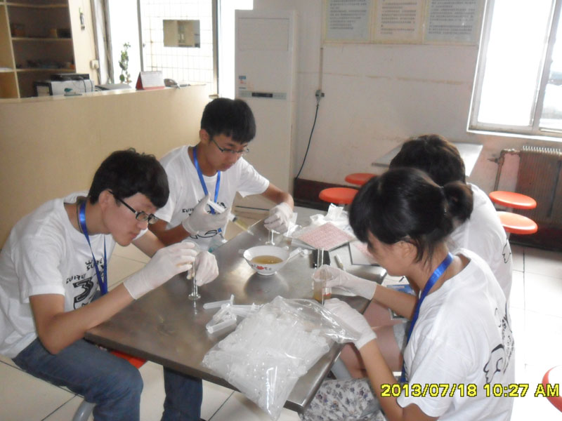 7��27�գ����ϴ�W(xu��)���YԴ�ɡ��������(hu��)��(sh��)�`���(du��)���_(d��)��һ��(g��)��(sh��)�`�ء����ĳǡ��(du��)�T���R��ͣ��ǰ����һ��(g��)ȡ���c(di��n)�M(j��n)��ȡ�ӹ������D���(du��)�T��?c��)ڌ?00ml�Ę�Ʒ�b�M(j��n)20��(g��)С������ԇ��ƿ����