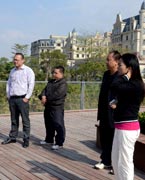 網(wǎng)友參觀(guān)晉陽(yáng)湖　　晉陽(yáng)湖項(xiàng)目原投資計(jì)劃為2.2億元，區(qū)域內(nèi)五座橋?yàn)榫坝^(guān)橋。為完善其功能，強(qiáng)化景觀(guān)提升效果，對(duì)部分項(xiàng)目進(jìn)行了優(yōu)化、提升，包括將區(qū)域內(nèi)五座景觀(guān)橋改為市政橋并新增兩座市政橋。