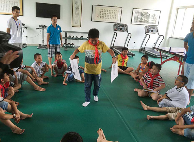 С���т���־Ը��չʾ�Լ��Ĳ�ˇ��