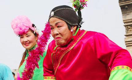 ���՝}�ϴ����һ���׻�Ӿ��ʼ������L(f��ng)茹�����������������Ť������2��16���������һ�@�죬�}�Ͽh�e�����S����ʵĽ��^�Ļ���������y(t��ng)���׶��˶�ʡ���ζ����������Ⱥ���[�´����g�gϲϲ�^������׌��(ji��)�՝}�Ǹ��ӽk����ʡ���Ԕ��(x��)�� 