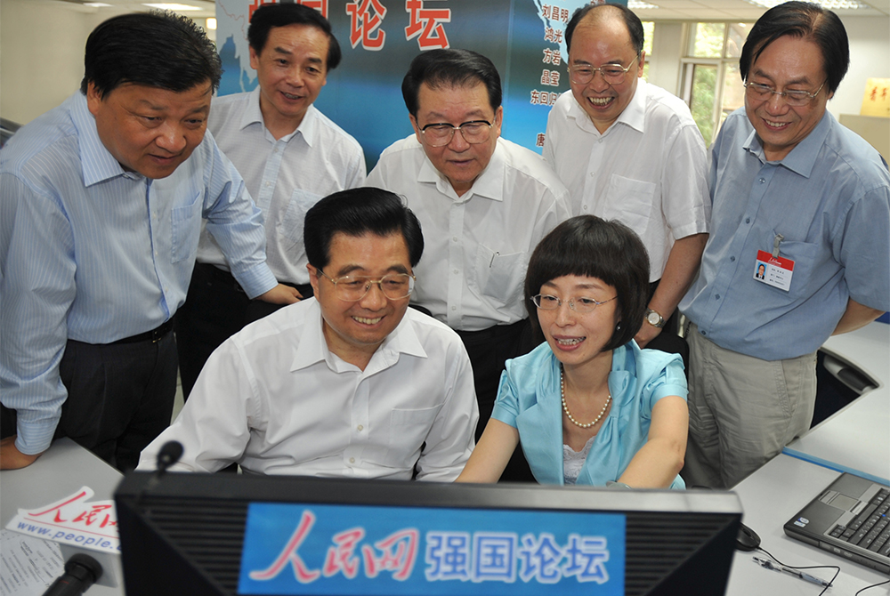 2008年6月20日，胡錦濤同志考察人民日?qǐng)?bào)社時(shí)，通過(guò)人民網(wǎng)強(qiáng)國(guó)論壇同網(wǎng)民在線交流。