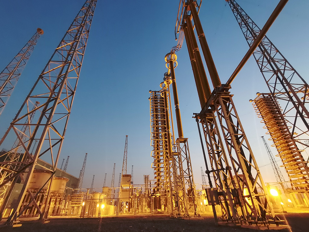 ±660kV巴基斯坦默蒂亞里-拉合爾（默拉）直流輸電項(xiàng)目拉合換流站夜景。（國(guó)家電網(wǎng)供圖）