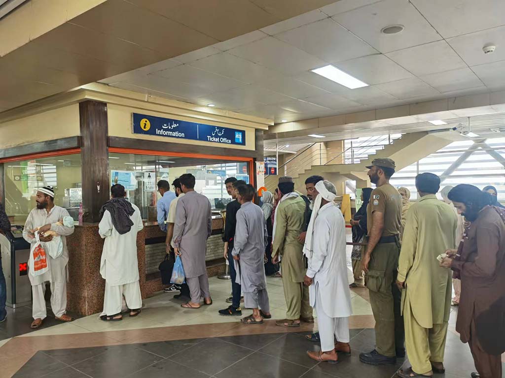 當?shù)孛癖娫诶蠣柍染€地鐵里排隊購票。（人民網(wǎng)記者 石晶攝）