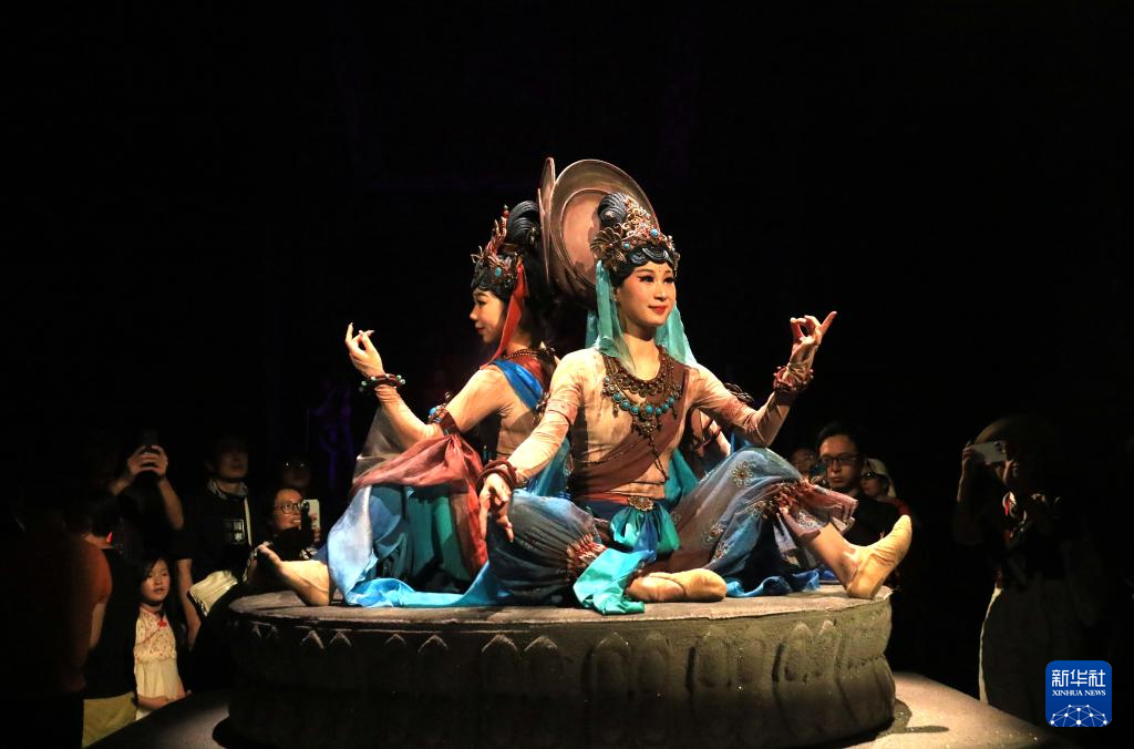 8月5日晚，游客在甘肅省敦煌市觀看大型洞窟式沉浸體驗(yàn)劇《樂動(dòng)敦煌》。 新華社發(fā)（張曉亮 攝）