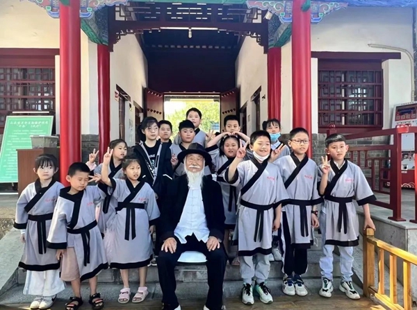 聽(tīng)孔廟歷史見(jiàn)證人——白胡子爺爺講述臨沂城過(guò)去的故事。臨沂市博物館供圖