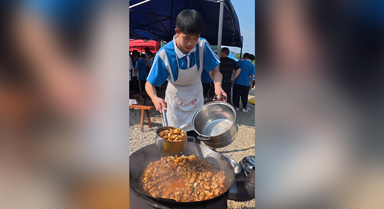 中學(xué)生春游野炊現(xiàn)場(chǎng)，“小廚神”上線